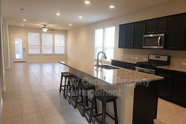Building Photo - 227 Everglade Dr