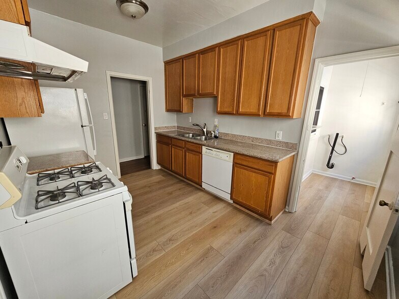 Building Photo - 1135 Cardiff Ave