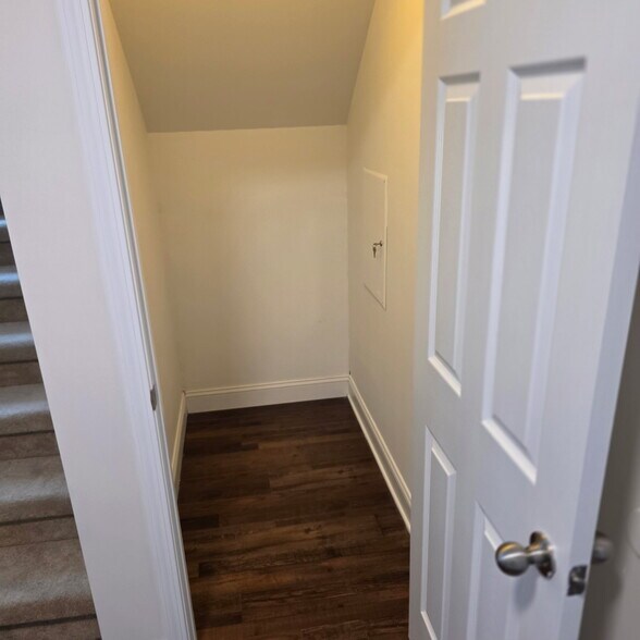 Building Photo - 466 Carriage House Ln