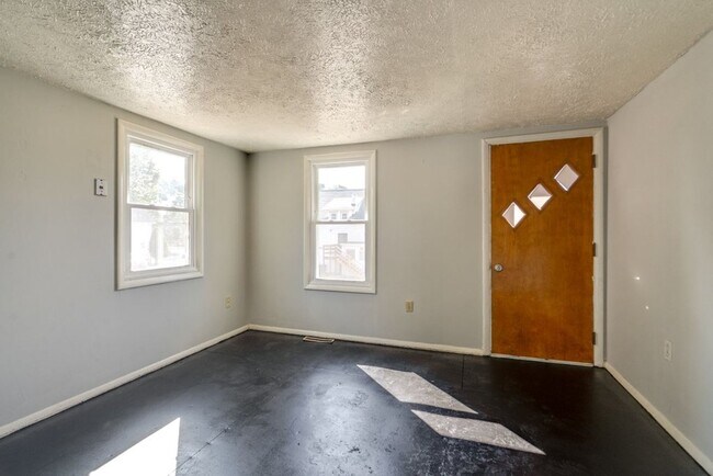 Building Photo - 491 Allyn St