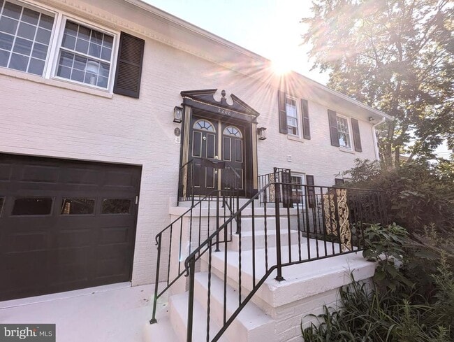 Building Photo - 2208 Wakefield St