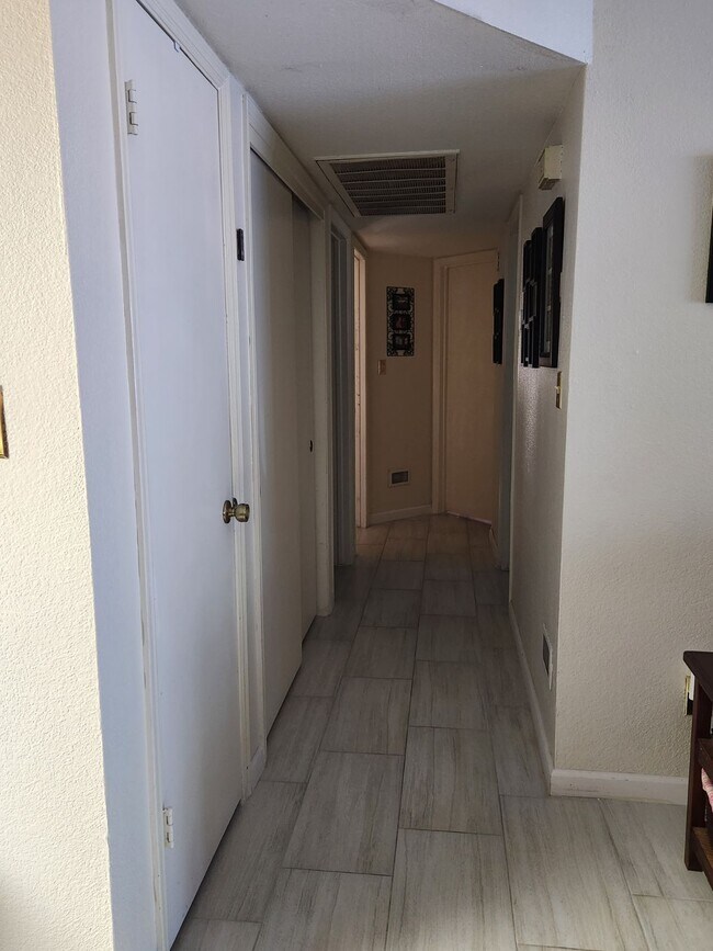 Building Photo - 905 S Lola Ln