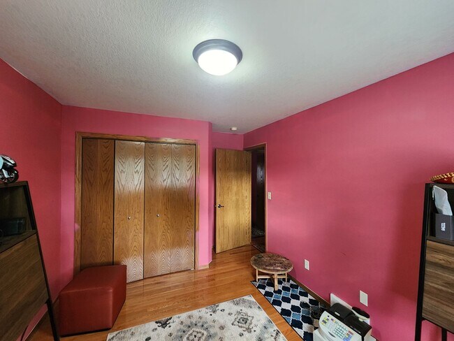 Building Photo - 5bd 3ba Available in Eastern Sioux falls