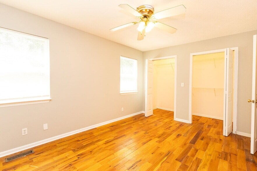 Building Photo - 402 Hall St