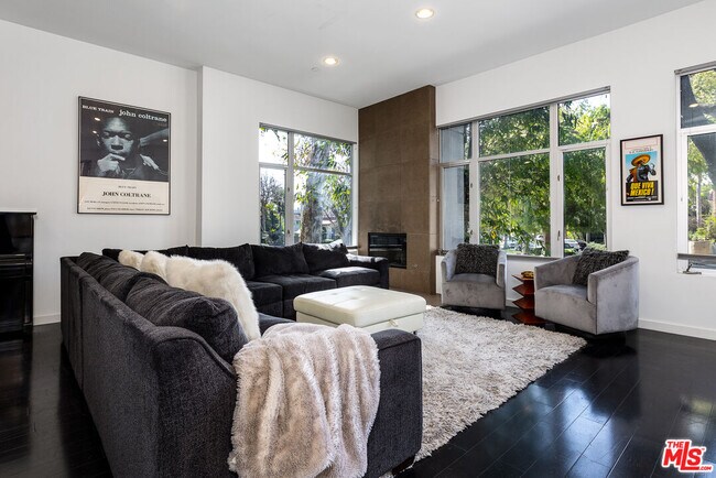 Building Photo - 900 N W Knoll Dr