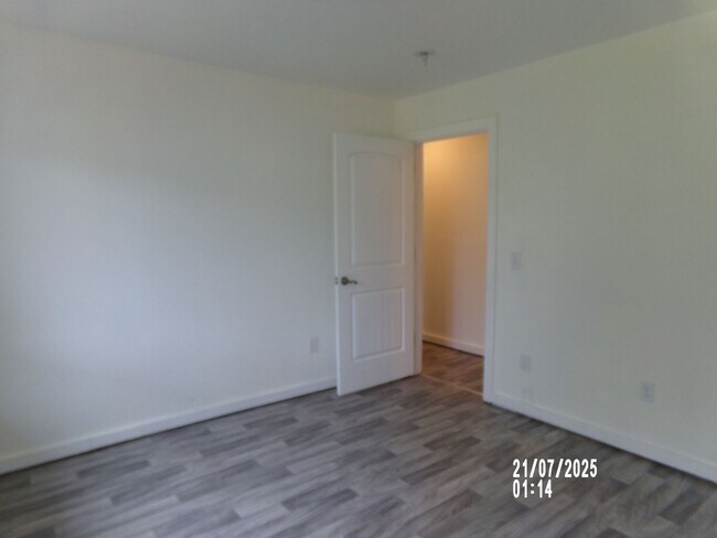 Building Photo - 3bd 2ba with 4 garages