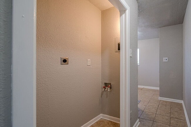 Building Photo - 2323 Arbor Pl