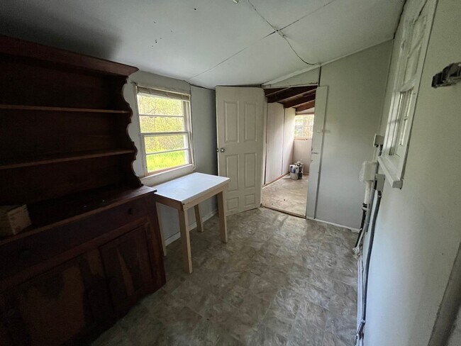 Building Photo - 2 Bedrooms, 1 Bathroom - Home in Plainville!