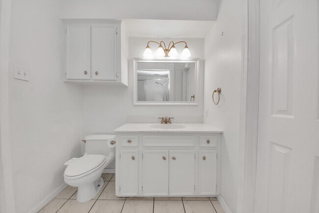 Building Photo - 2744 Briarhurst Dr