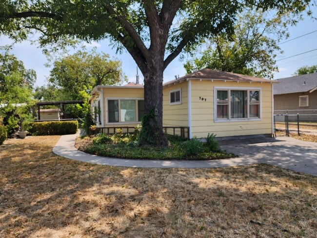 Building Photo - Cozy 3 bedroom 1 bath 1432 sq ft home COMING SOON!