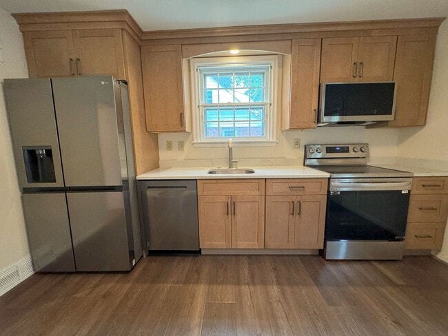 Building Photo - Renovated home, central air, stainless appliances, Radnor SD, Walk to Villanova, small dogs ok......