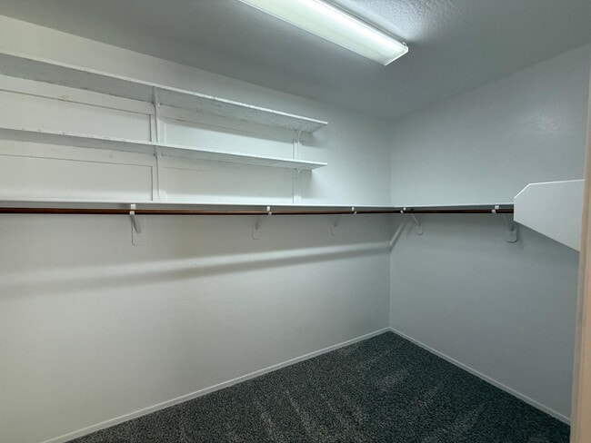 Building Photo - 906 W Glenmere Dr