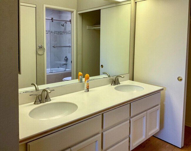 Building Photo - 401 El Cielo Rd