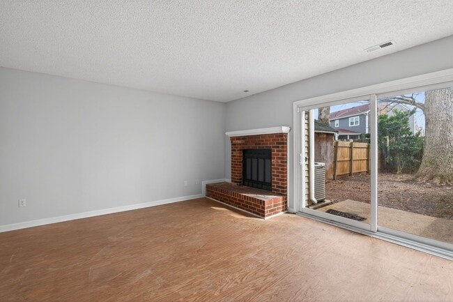 Building Photo - 2 bed 1.5 Bath Townhome in Indian Lakes