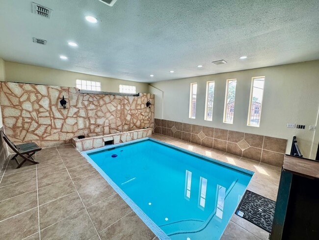 Building Photo - 111 Larga Vista Dr