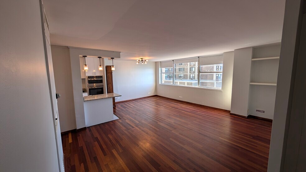 Living/dining - 6301 N Sheridan Rd