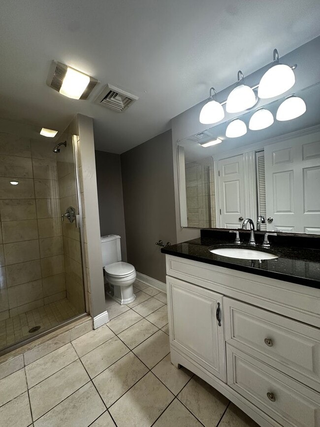 Building Photo - Spacious 3 Bed 2 Bath Apartment With Garag...