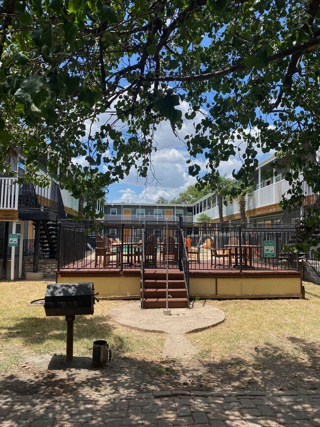 Building Photo - 2401 Manor Rd