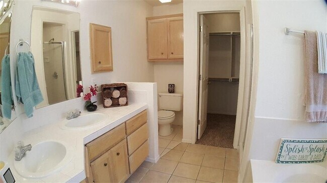 Building Photo - 2100 Silver Fox Dr
