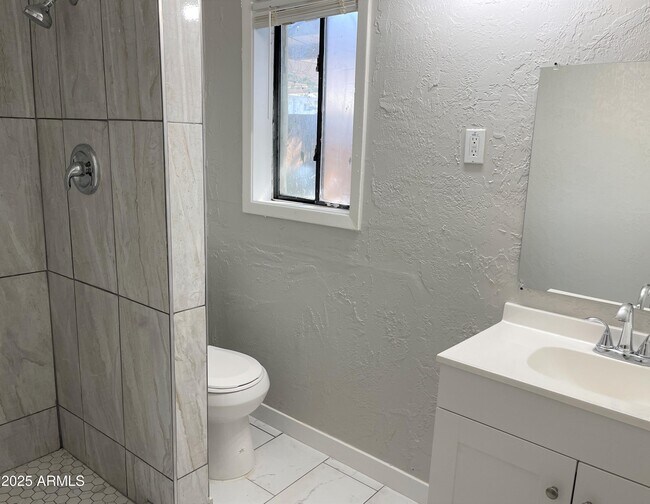 Building Photo - 1125 E Devonshire Ave