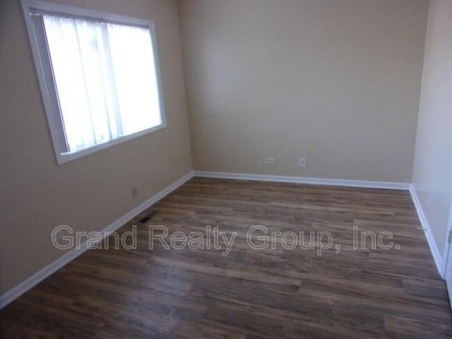 Building Photo - 337 Meadow Green Ln