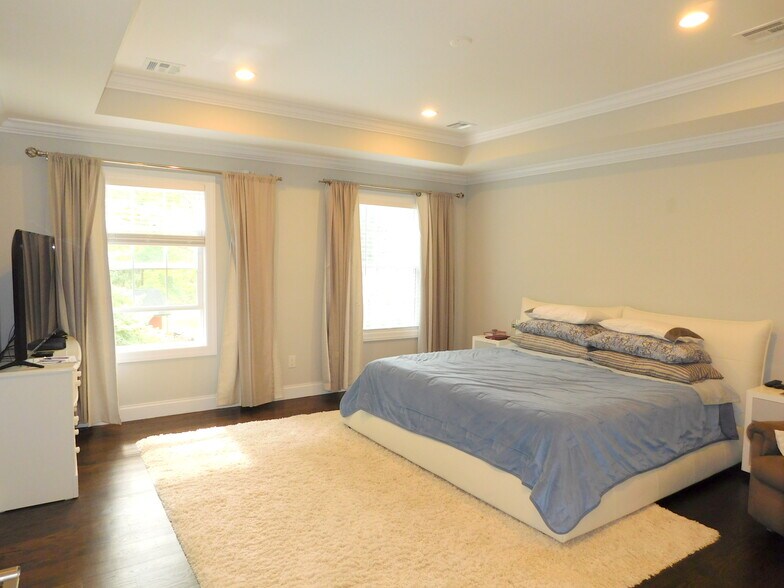 MBR suite w full Bath - 10 Wardell Rd