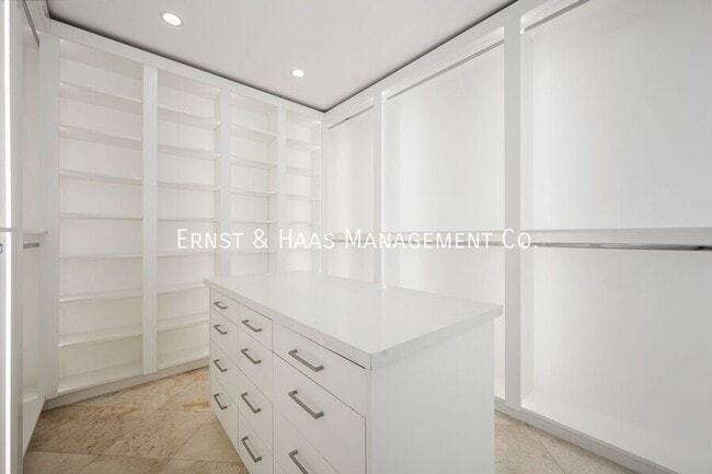 Building Photo - 1724 Bluff Pl