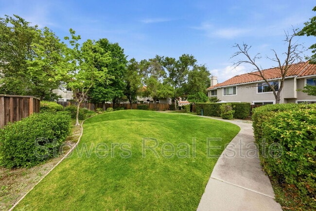 Building Photo - 350 Bellflower Dr