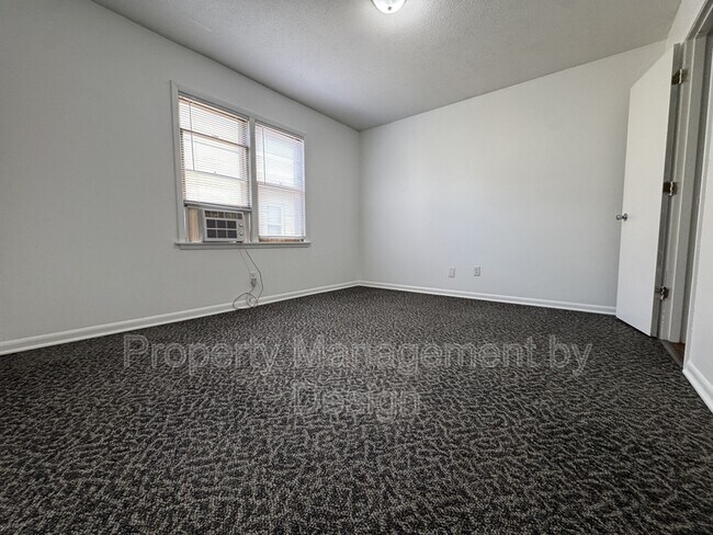 Building Photo - 1039 5th St