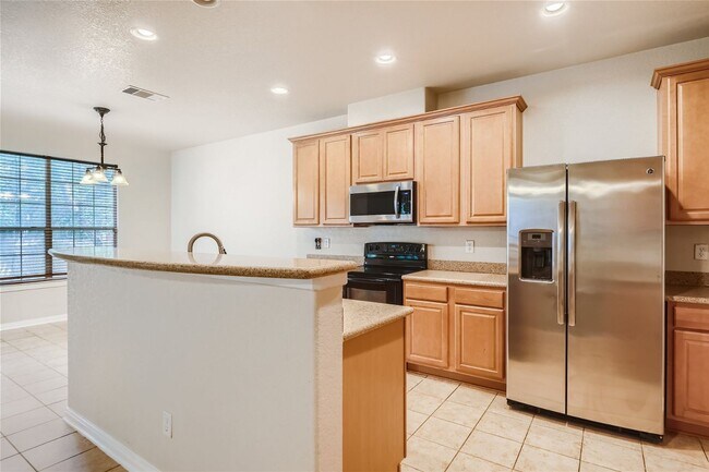 Building Photo - Over 3300 Square Feet