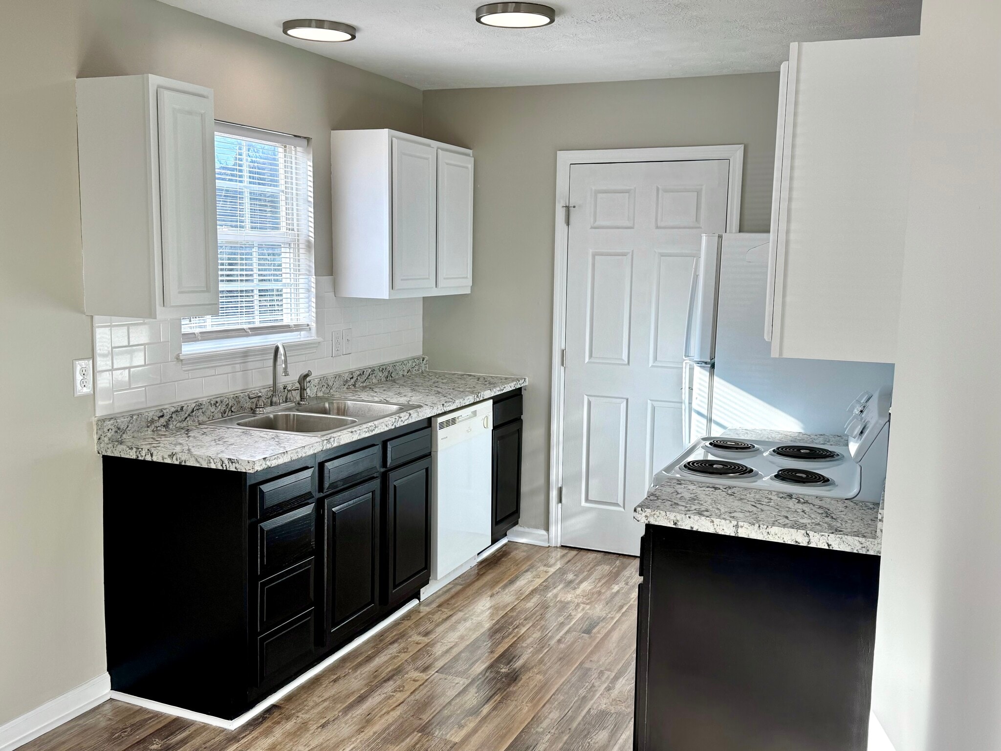 Building Photo - 111 Stratford Ct