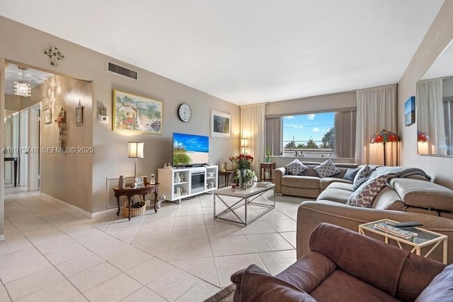 Building Photo - 400 S Cypress Rd