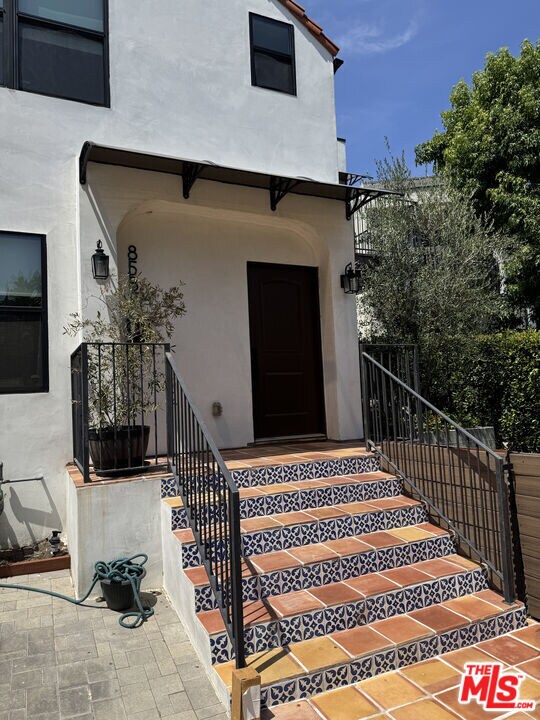 Building Photo - 8571 1/2-8587 1/2 Rugby Dr