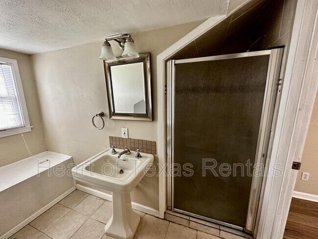 Building Photo - 2225 Pine Ave