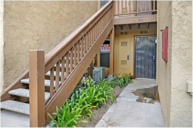 Building Photo - 2 Bedroom Ground Floor Irvine Condo