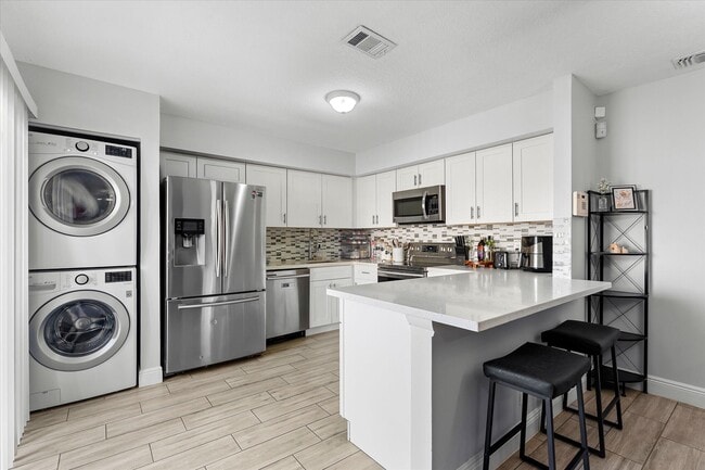Building Photo - 1596 Shaker Cir