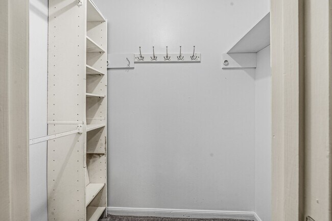 Building Photo - 8426 Edgemoor Dr
