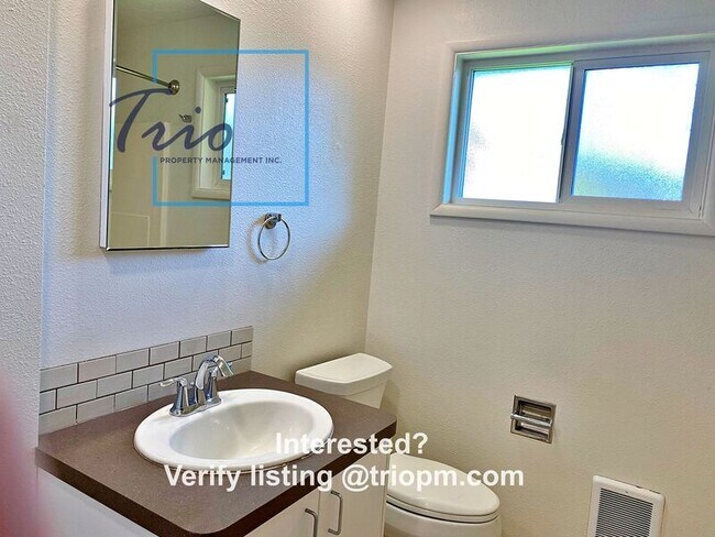 Building Photo - 822 E 35th Pl