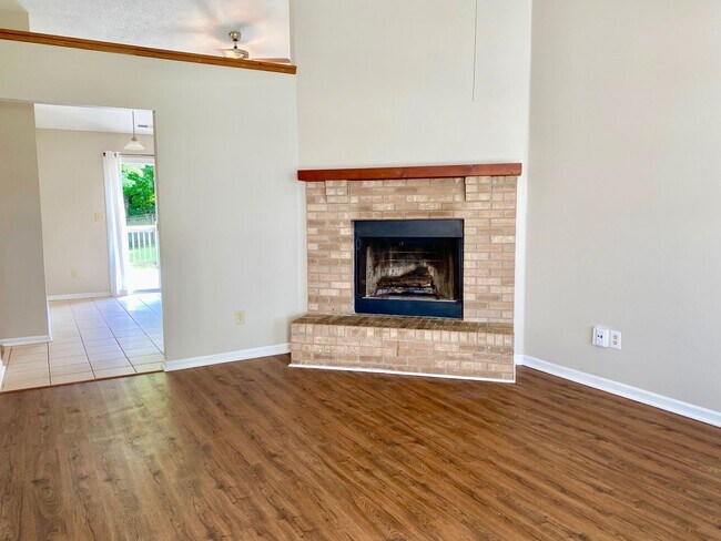 Building Photo - COMING SOON!! Great 3 Bedroom 2 Bathroom R...