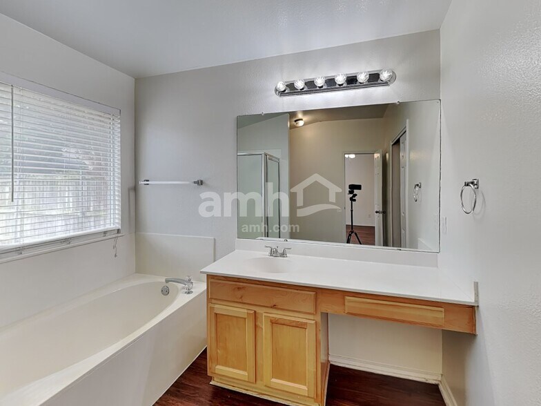 Building Photo - 2412 Hallie Ln