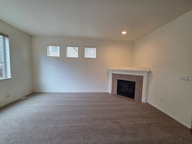 Building Photo - $400 Move In Credit!! 3 Bed/2.5 Bath Single Family Home in River Canyon Estates - BRAND NEW CARPET