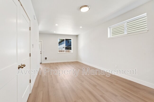 Building Photo - 930 Molalla Ave