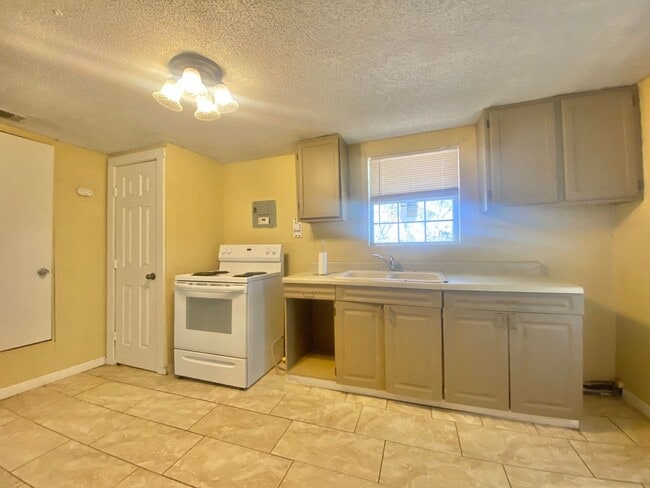 Building Photo - Adorable 1 Bed 1 Bath--Spacious with bonus...