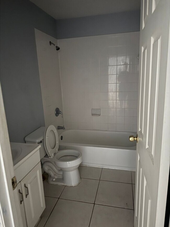 Building Photo - 2 bed 1 bath with 855 sf. Great location b...