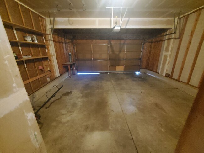 Building Photo - 3 Bedroom Home w Extra Room and 2 Car Garage in Stratford Lakes!