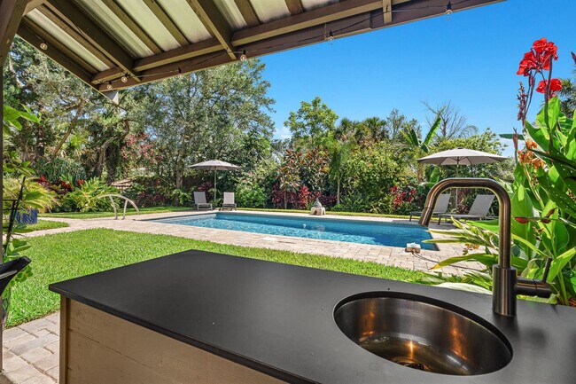 Building Photo - 430 Arricola Ave