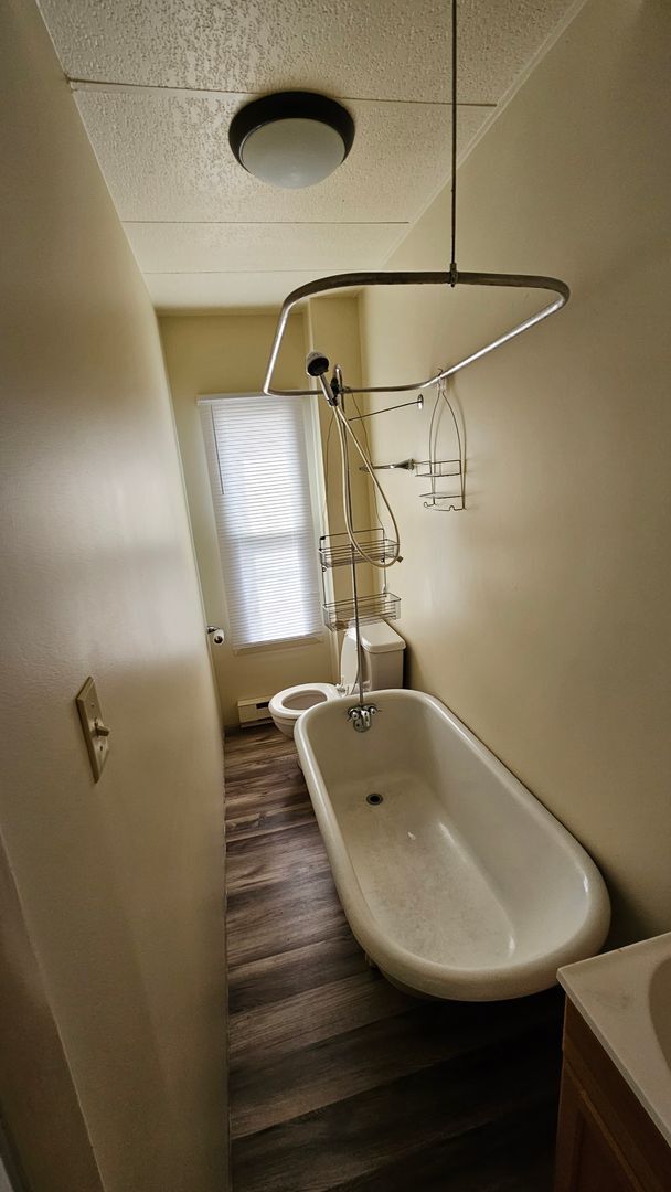 Building Photo - JUST REDUCED!  2nd Floor 1 Bedroom Apartment!