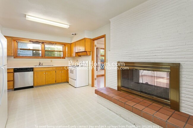Building Photo - Spacious Mid-Century Three Bedroom Home In Woodstock!