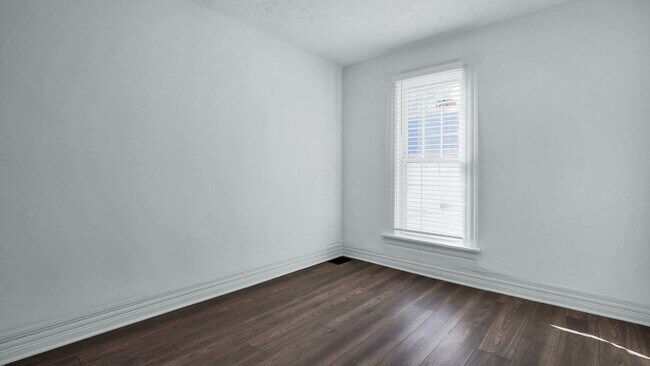 Building Photo - 130 Chicago Ave