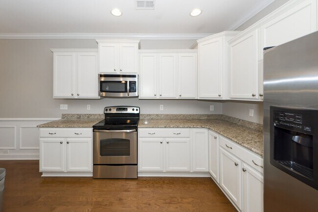 Building Photo - 4 Bedroom 3.5 Bath Townhouse in Kingsbridge at Park West - Mt Pleasant